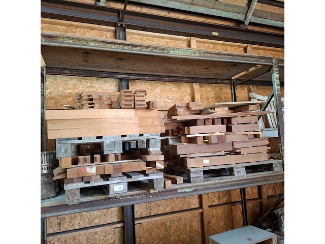 Partij hardhouten half fabricaten op 2x pallet - afbeelding 1 van  7
