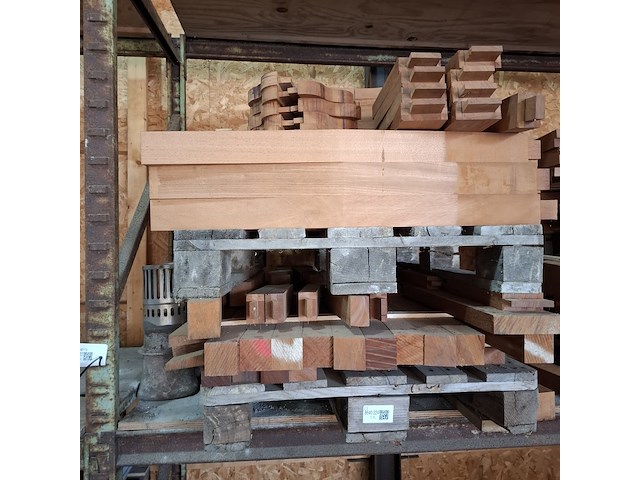 Partij hardhouten half fabricaten op 2x pallet - afbeelding 2 van  7