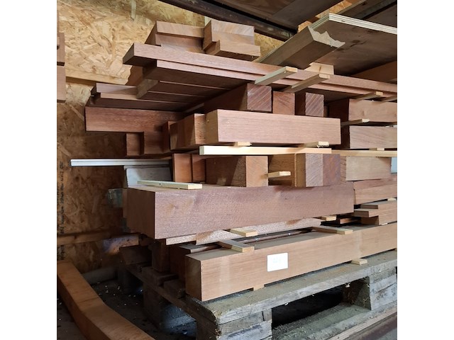 Partij hardhouten half fabricaten op 2x pallet - afbeelding 6 van  7
