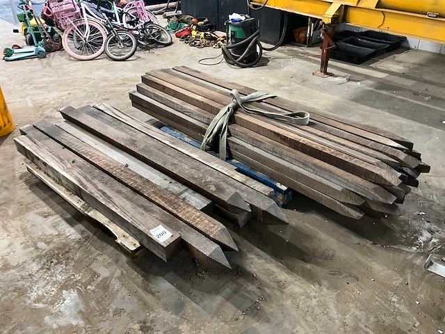 Partij hardhouten palen - afbeelding 1 van  3