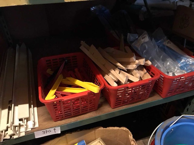 Partij haringen hout, kunststof en schroef - afbeelding 1 van  6