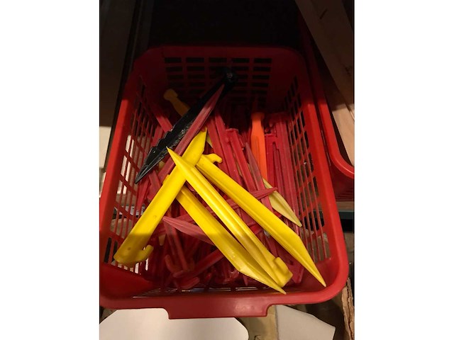 Partij haringen hout, kunststof en schroef - afbeelding 2 van  6