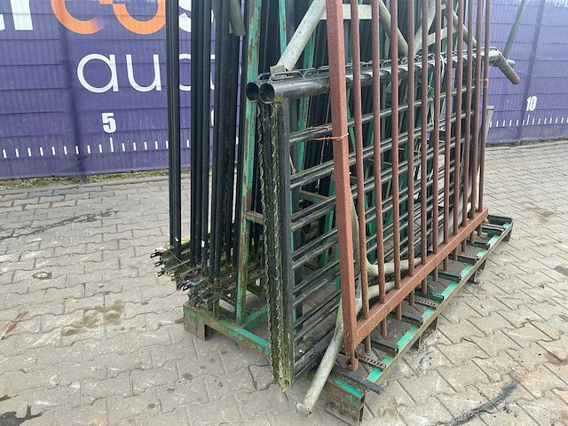 Partij hekwerk op glasbok - afbeelding 3 van  3