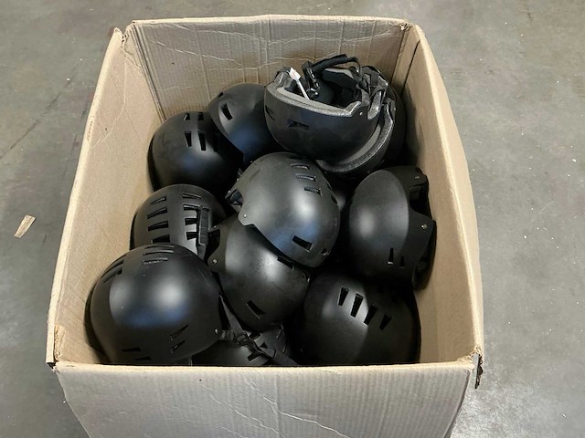 Partij helmen (29x) - afbeelding 1 van  4