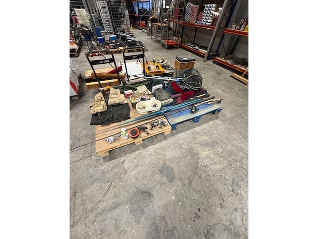 Partij hengels en hengelsport artikelen - afbeelding 1 van  11