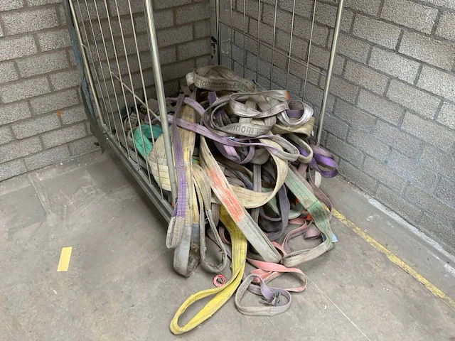 Partij hijs- en spanbanden in rolcontainer - afbeelding 2 van  4