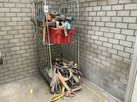 Partij hijs- en spanbanden in rolcontainer