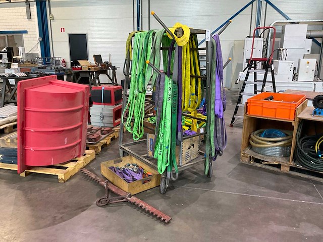 Partij hijsbanden met materiaalwagen - afbeelding 1 van  6