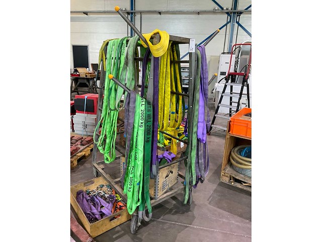 Partij hijsbanden met materiaalwagen - afbeelding 2 van  6