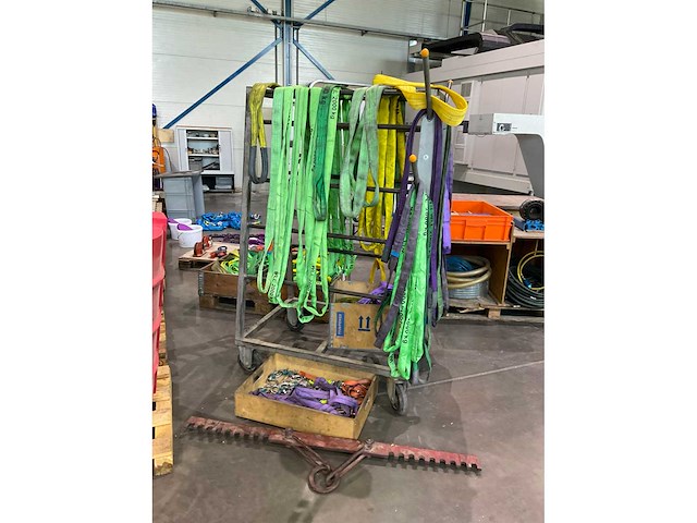 Partij hijsbanden met materiaalwagen - afbeelding 3 van  6