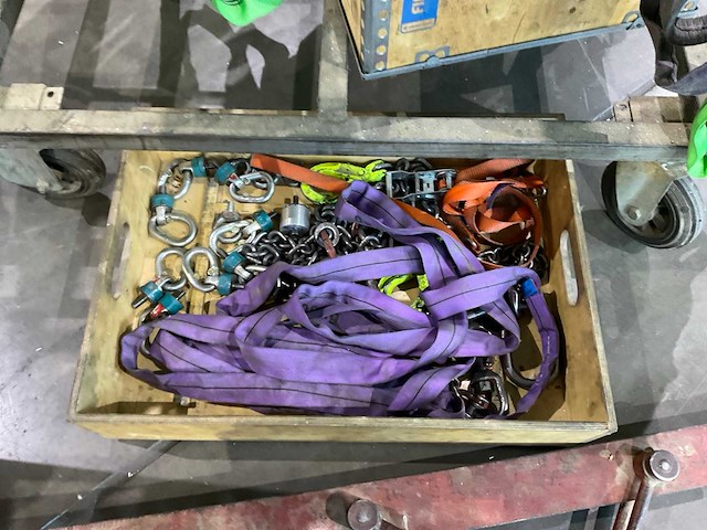 Partij hijsbanden met materiaalwagen - afbeelding 4 van  6