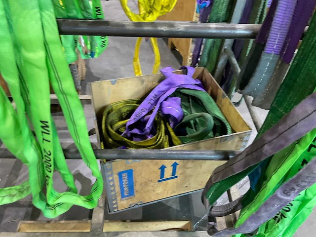 Partij hijsbanden met materiaalwagen - afbeelding 5 van  6