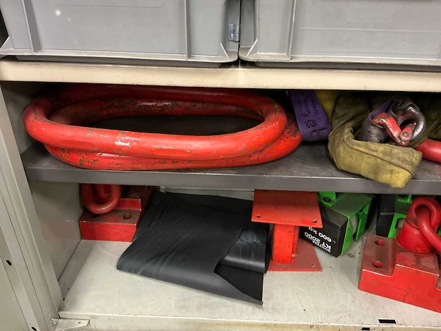 Partij hijsmiddelen in kast - afbeelding 8 van  19