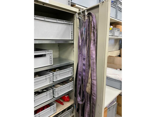 Partij hijsmiddelen in kast - afbeelding 14 van  19