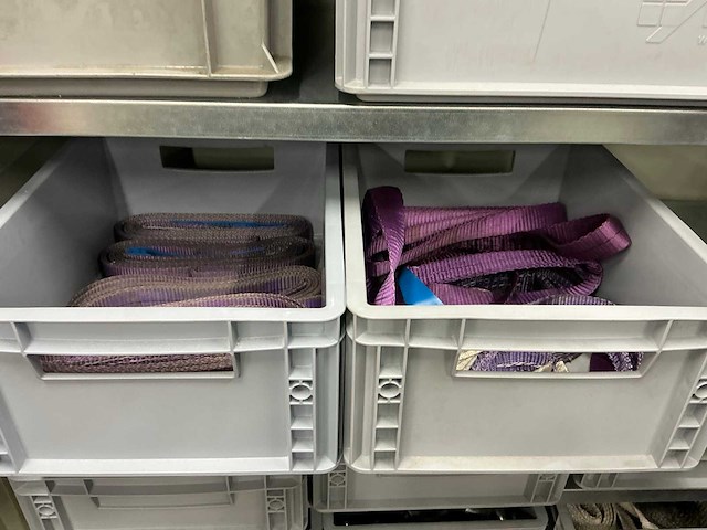 Partij hijsmiddelen in kast - afbeelding 17 van  19