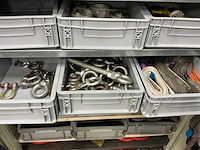Partij hijsmiddelen in kast - afbeelding 19 van  19