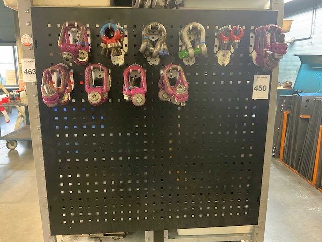 Partij hijsogen op magazijnrek - afbeelding 1 van  7