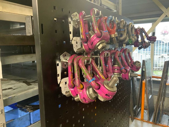 Partij hijsogen op magazijnrek - afbeelding 4 van  7