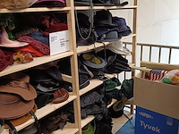 Partij hoeden, handschoentjes, kraagjes, riemen - afbeelding 4 van  7