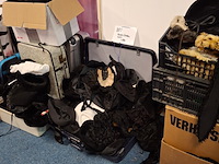 Partij hoeden, petten, sjaals, koffers, bontmutsen - afbeelding 1 van  6