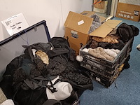 Partij hoeden, petten, sjaals, koffers, bontmutsen - afbeelding 4 van  6