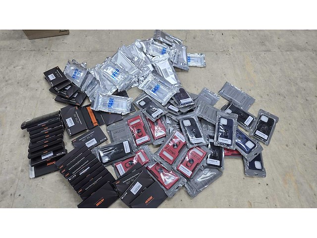 Partij hoesjes en smartwatch bandjes diverse modellen - afbeelding 1 van  10