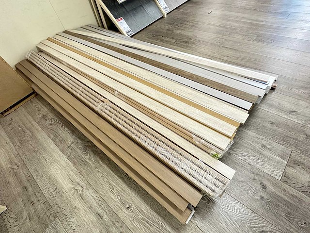 Partij hoge plinten - afbeelding 1 van  4