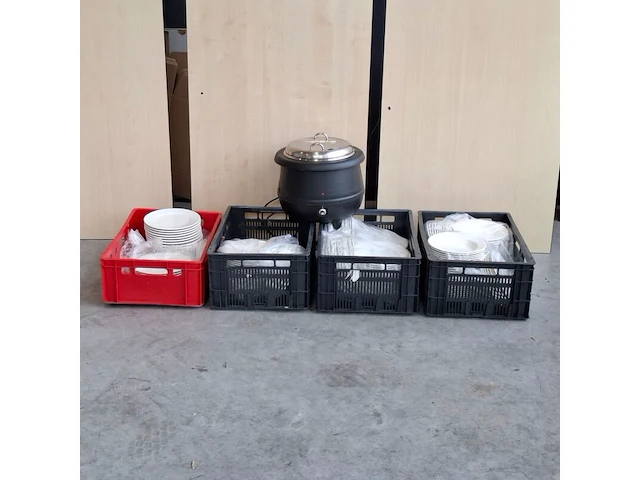 Partij horeca- en cateringmateriaal – kratten, borden en warmhoudketel - afbeelding 1 van  11