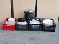 Partij horeca- en cateringmateriaal – kratten, borden en warmhoudketel