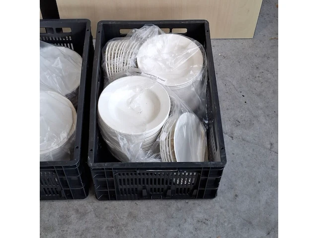 Partij horeca- en cateringmateriaal – kratten, borden en warmhoudketel - afbeelding 4 van  11