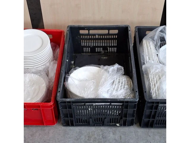 Partij horeca- en cateringmateriaal – kratten, borden en warmhoudketel - afbeelding 8 van  11