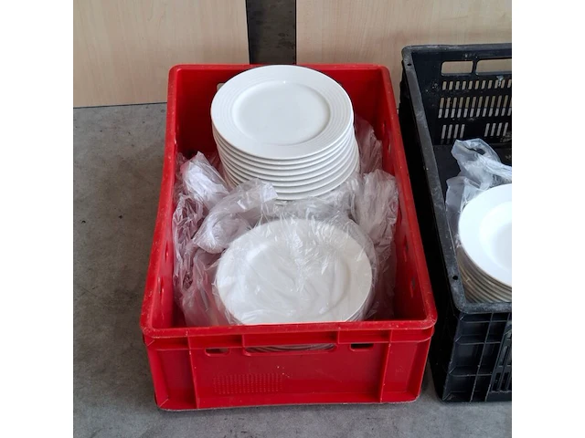 Partij horeca- en cateringmateriaal – kratten, borden en warmhoudketel - afbeelding 10 van  11