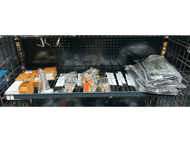 Partij horeca artikelen w.o. koksmessen w.o. was - afbeelding 1 van  7