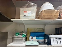 Partij horecabenodigdheden (ca. 82x) en 2 wandplanken - afbeelding 3 van  9