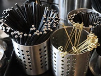 Partij horecabenodigdheden o.a. cocktail roerstaafjes, asbakken & rvs ijsblokjesemmer - afbeelding 3 van  6