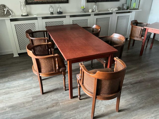 Partij horecameubilair bestaande uit 45 stoelen en 11 tafels - afbeelding 1 van  7