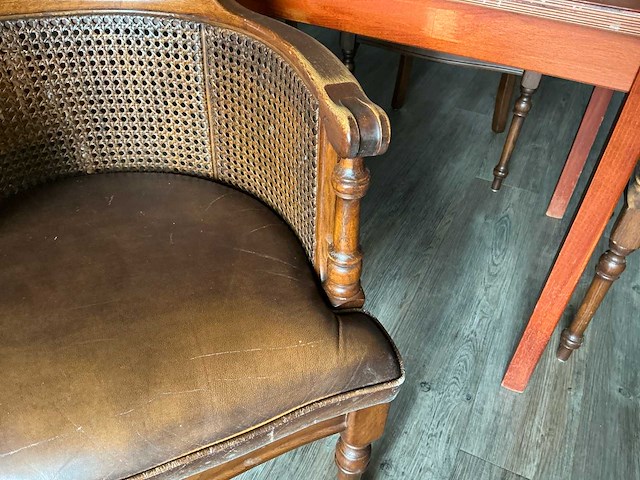 Partij horecameubilair bestaande uit 45 stoelen en 11 tafels - afbeelding 3 van  7