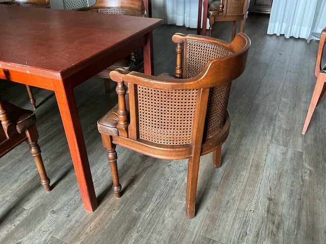 Partij horecameubilair bestaande uit 45 stoelen en 11 tafels - afbeelding 4 van  7