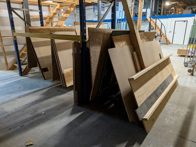 Partij hout- en plaatmateriaal op 3x bok - afbeelding 2 van  10