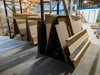 Partij hout- en plaatmateriaal op 3x bok - afbeelding 2 van  10