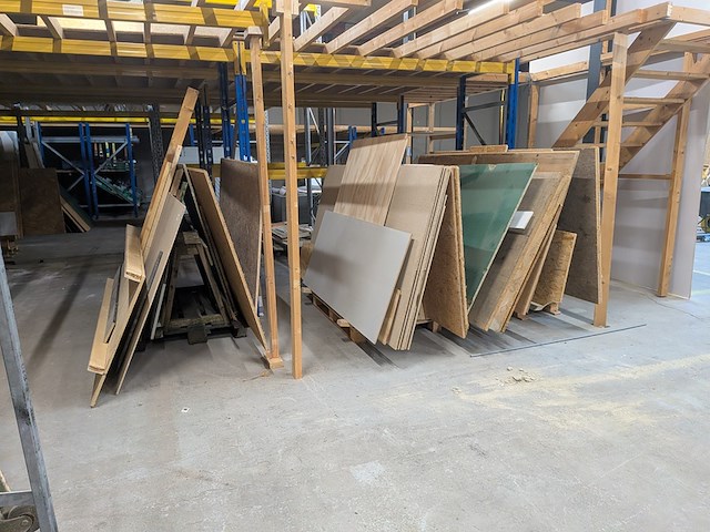 Partij hout- en plaatmateriaal op 3x bok - afbeelding 1 van  10