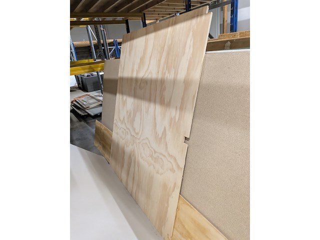 Partij hout- en plaatmateriaal op 3x bok - afbeelding 4 van  10