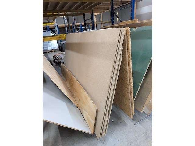 Partij hout- en plaatmateriaal op 3x bok - afbeelding 5 van  10