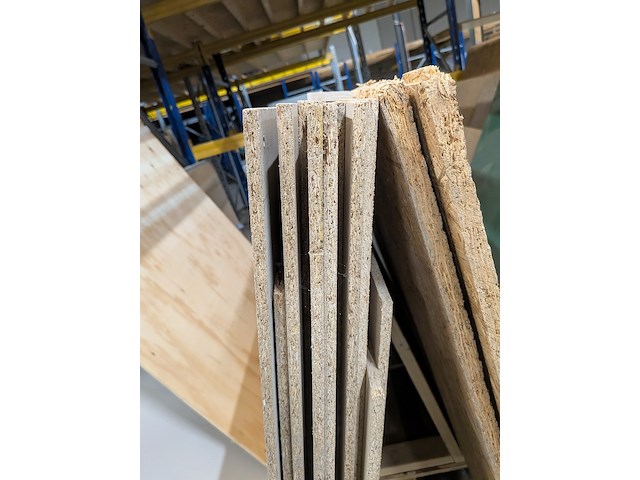 Partij hout- en plaatmateriaal op 3x bok - afbeelding 7 van  10