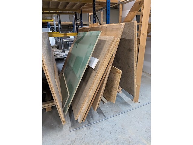 Partij hout- en plaatmateriaal op 3x bok - afbeelding 8 van  10