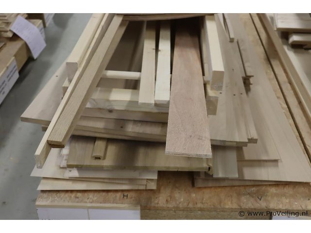 Partij hout, diverse soorten en maten - afbeelding 2 van  13