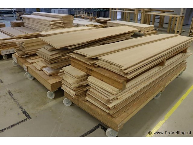 Partij hout, diverse soorten en maten - afbeelding 1 van  13