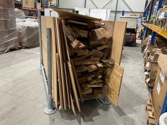 Partij hout en houten platen - afbeelding 1 van  7