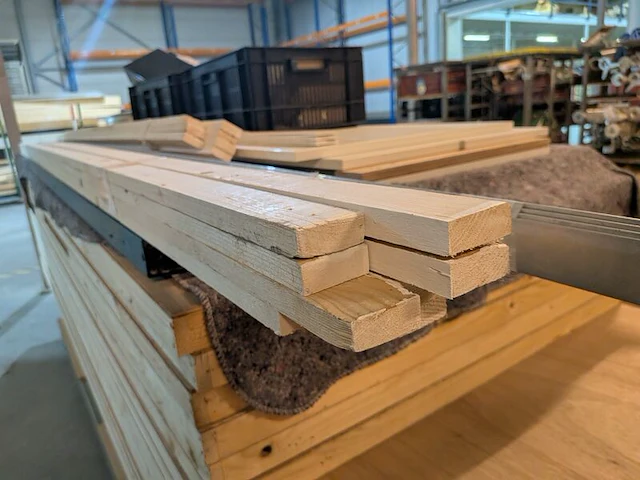 Partij hout plaatmateriaal en balken | beursstand - afbeelding 6 van  14