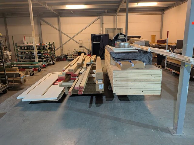 Partij hout plaatmateriaal en balken | beursstand - afbeelding 1 van  14